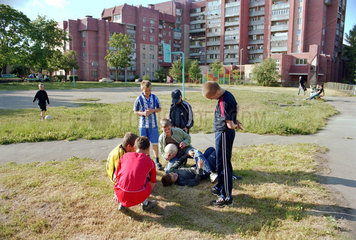 Spielende Jungen in einer Siedlung  Kaliningrad  Russland