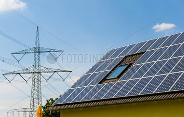 Muehlenbeck  Deutschland  Solaranlage auf dem Dach eines Einfamilienhauses