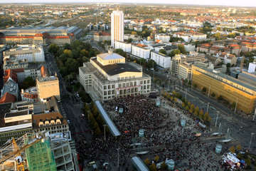 Leipzig  Deutschland  Menschenmenge auf dem Augustplatz zum Lichtfest 2009