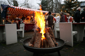 Berlin  Deutschland  Lagerfeuer auf einem Weihnachtsbasar