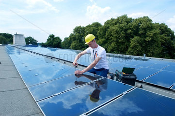 Berlin  Deutschland  Vorstellung und Inbetriebnahme der groessten Solaranlage Berlins