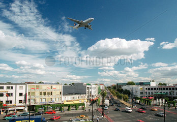 Flugzeug im Landeanflug am Kurt-Schumacher-Platz
