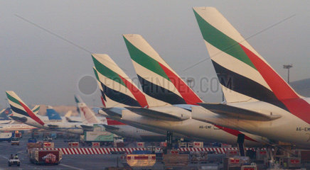 Flugzeuge der Emirates Airlines vor dem Flughafen von Dubai