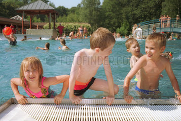Kinder bei der Abkuehlung im Schwimmbad  Neuenhagen  Deutschland