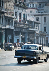 Havanna  Kuba  ein Oldtimer auf der Strasse von Alt-Havanna