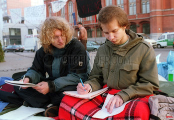 Studenten halten Mahnwache vor dem Roten Rathaus