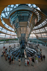 Berlin  Reichstagskuppel bei Daemmerung