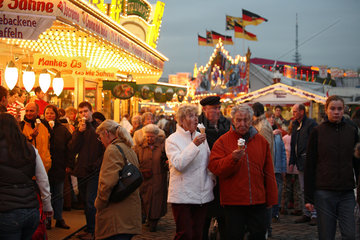 Bremen  Deutschland  Menschen mit Softeis auf dem Bremer Freimarkt