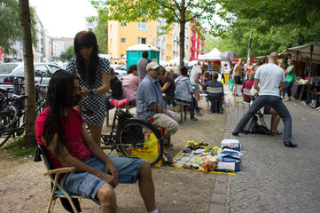 Berlin  Deutschland  Menschen auf dem Tuerkenmarkt  Freitags-Markt  am Maybachufer