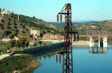 Stausee-Kraftwerk am Rio Tejo