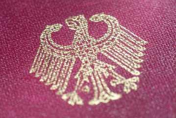 Der Bundesadler auf einem Reisepass