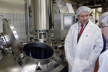 Berlin  Klaus Wowereit (SPD) besichtigt die Firma BDF Cosmed-Produktions GmbH