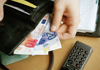Geldbeutel mit Eurogeldscheinen und weitere Utensilien
