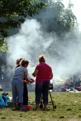 Berlin  Frauen grillen im Park