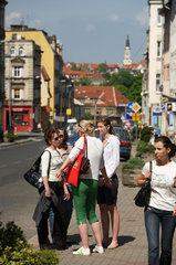 Zgorzelec  Polen  Frauen bei einem Plausch auf der Hauptstrasse im Stadtzentrum