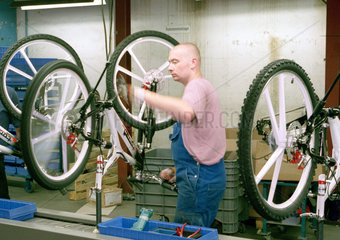 Fahrradproduktion bei den Mitteldeutschen Fahrradwerken