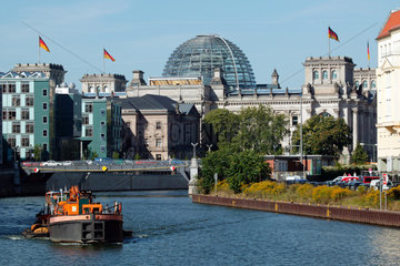 Berlin  Reichstag und Regierungsbauten an der Spree