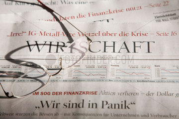 Berlin  Deutschland  Zeitungsartikel zur Finanzkrise mit Lesebrille
