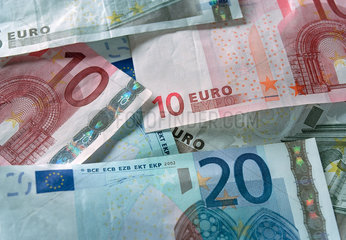 Eurogeldscheine zu fuenf  zehn und zwanzig Euro