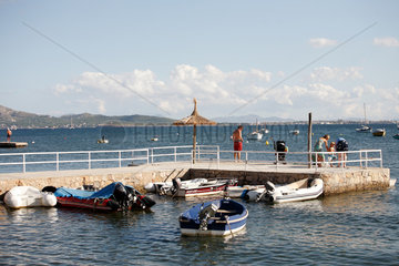 Port de Pollenca  Mallorca  Spanien  Touristen auf einem Bootssteg am Strand