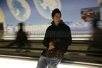 Paris  Frankreich  Jugendlicher auf der Expressrolltreppe in einer Metro Station