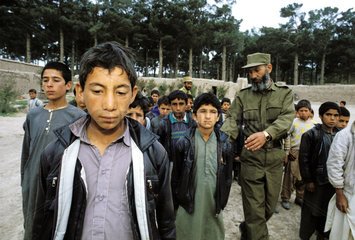 Militaerischer Drill in einem Waisenheim fuer Jungen in Herat