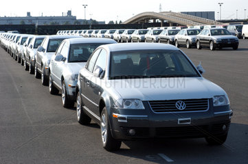Emden  VW Passat-Neuwagen warten auf die Verschiffung