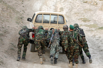 Feyzabad  Afghanistan  afghanische Soldaten auf Patrouillienfahrt