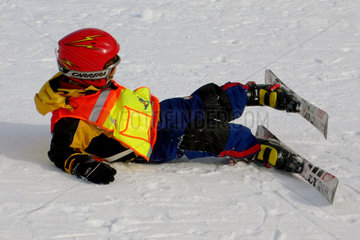 Tirol  ein Kind ist beim Skifahren hingefallen