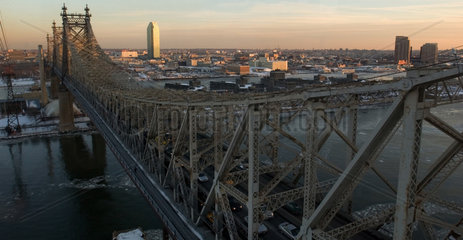 Die Queensboro Bridge ueber dem East River in New York mit Roosevelt Island
