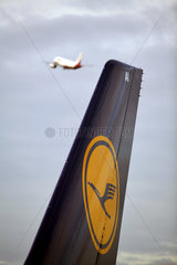 Berlin  Heckfluegel einer Maschine der Fluggesellschaft Lufthansa