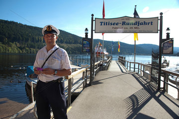 Titisee-Neustadt  Deutschland  Bootsschaffner am Titisee
