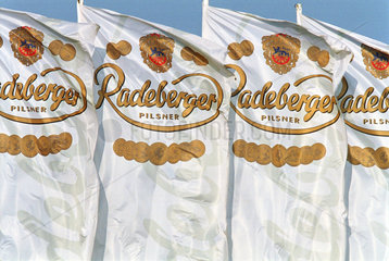 Fahnen mit dem Radeberger Pilsner Logo im Wind