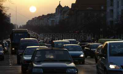 Momentaufnahme an einer viel befahrenen Strasse in Berlin