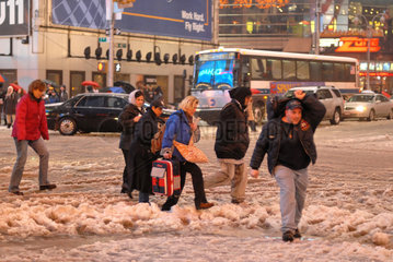 New York City  USA  Passanten passieren den mit Schnee bedeckten Times Square