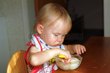 Ein Kleinkind isst sein Muesli