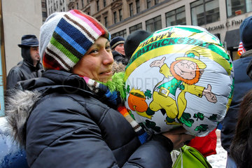 New York City  USA  Zuschauerin bei der Parade am St. Patricks Day