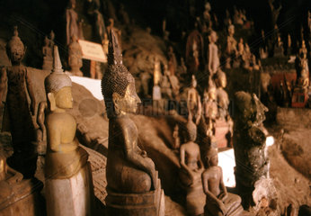 Luang Prabang  Laos  die Hoehlen der 1000 Buddhas bei Pak Ou am Mekong