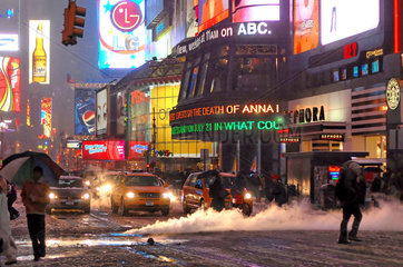 New York City  USA  Leuchtreklame und Stadtverkehr am Times Square