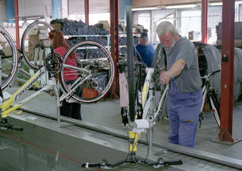 Fahrradproduktion bei den Mitteldeutschen Fahrradwerken