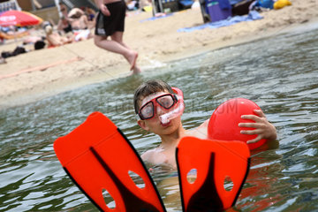 Berlin  Deutschland  ein Junge mit Taucherbrille  Schnorchel und Schwimmflossen