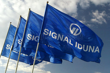 Fahnen der Signal Iduna Versicherung im Wind