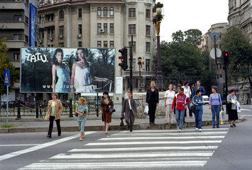 Fussgaengeruebergang im Zentrum von Bukarest  Rumaenien