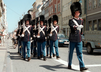 Koenigliche Wachsoldaten in einer Strasse in Kopenhagen