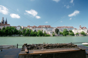 Blick ueber den Rhein auf die Altstadt von Basel