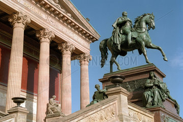 Friedrich Wilhelm IV vor der alten Nationalgalerie