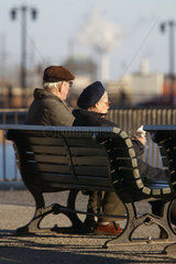 Ein Rentnerpaar auf einer Bank