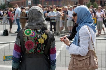 Berlin  Deutschland  junge Frauen mit Kopftuch warten auf Marathonlaeufer