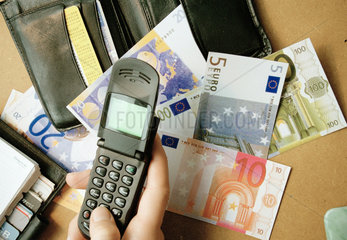 Eurogeldscheine verstreut auf einem Tisch mit Utensilien