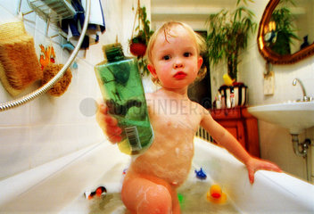 Kleinkind beim Bad in der Badewanne